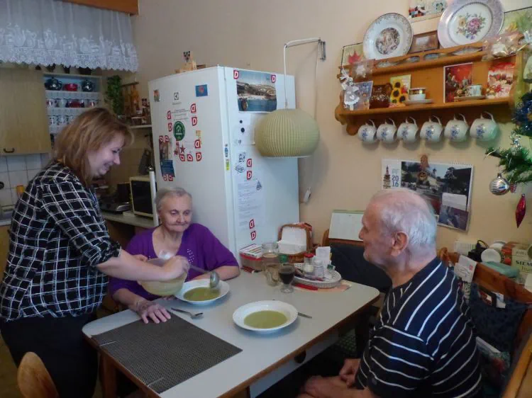 Pečovatelská služba v domácnosti (pomoc při podání jídla a pití)